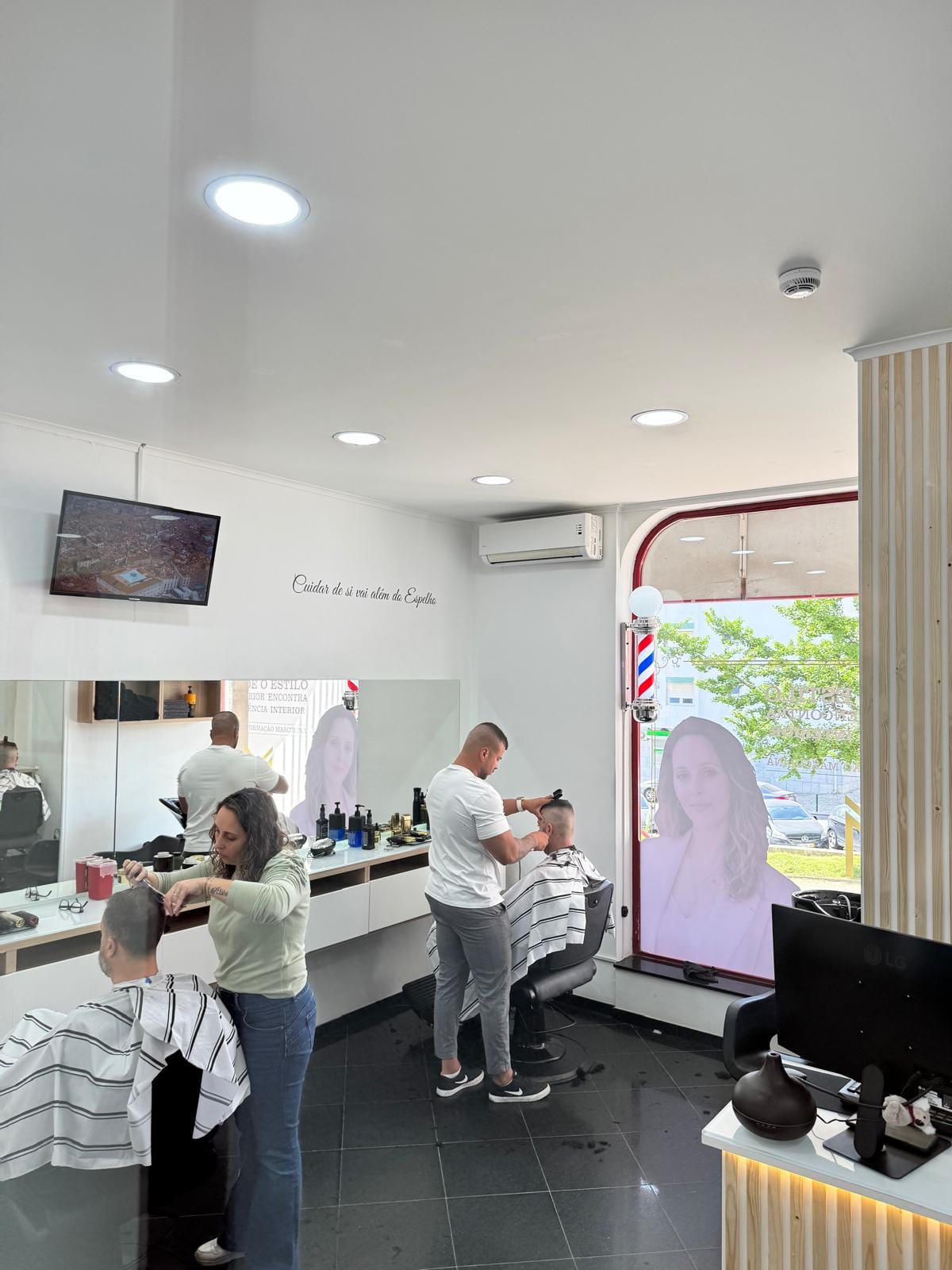 Interior da Patrícia Martins Barbearia em Mem Martins