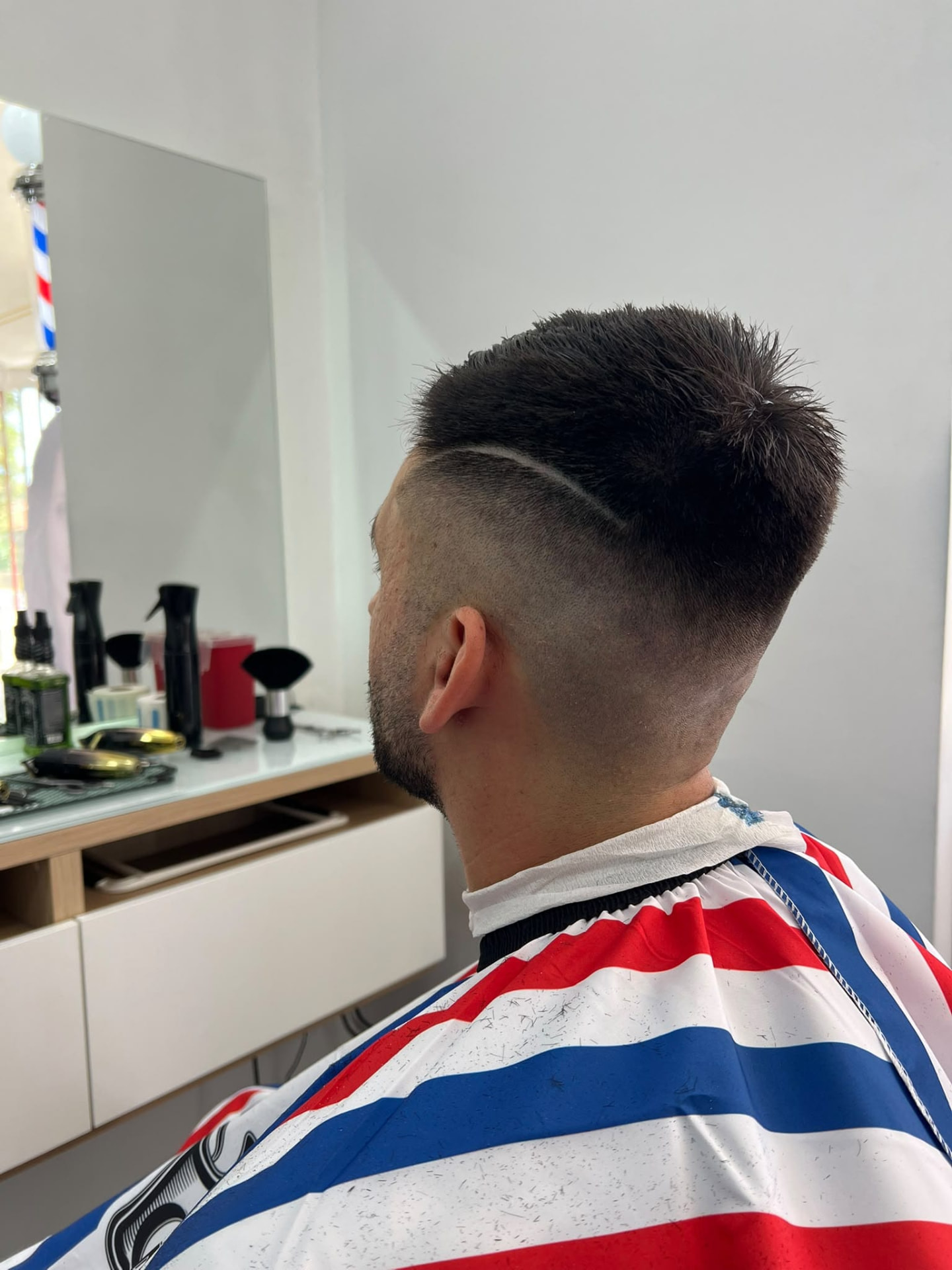 Corte com risco realizado na Patrícia Martins Barbearia